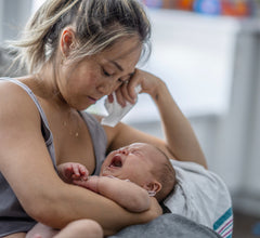 Madre con tu bebé llorando en sus brazos