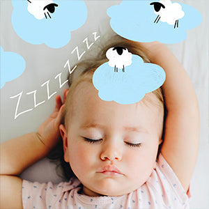 El bebé, aunque duerme plácidamente, a veces se despierta por la noche incluso con llantos. Las razones pueden ser varias.
