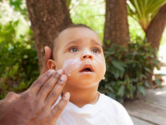 Aplicar una protector solar apto para la piel atópica del niño