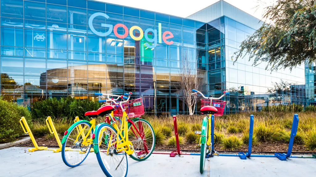 Les locaux de Google avec en premier plan les vélos aux couleurs de l'entreprise.