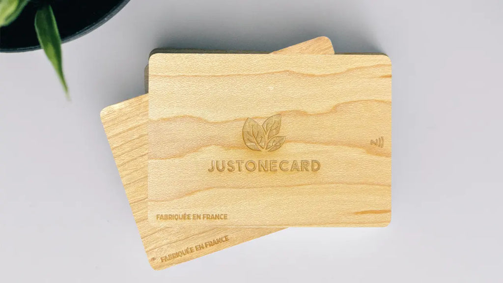 Une carte de visite NFC en érable recyclé par JustOneCard.