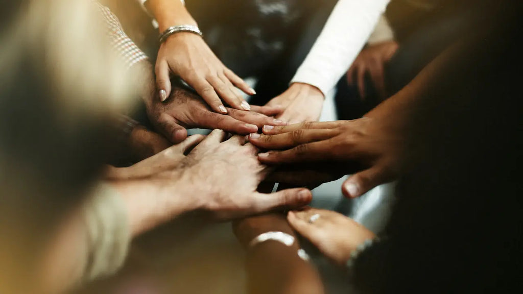 Personnes qui sont soudés avec les mains les unes sur les autres