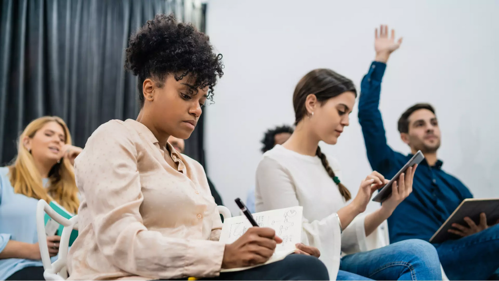 Une femme qui prend des notes