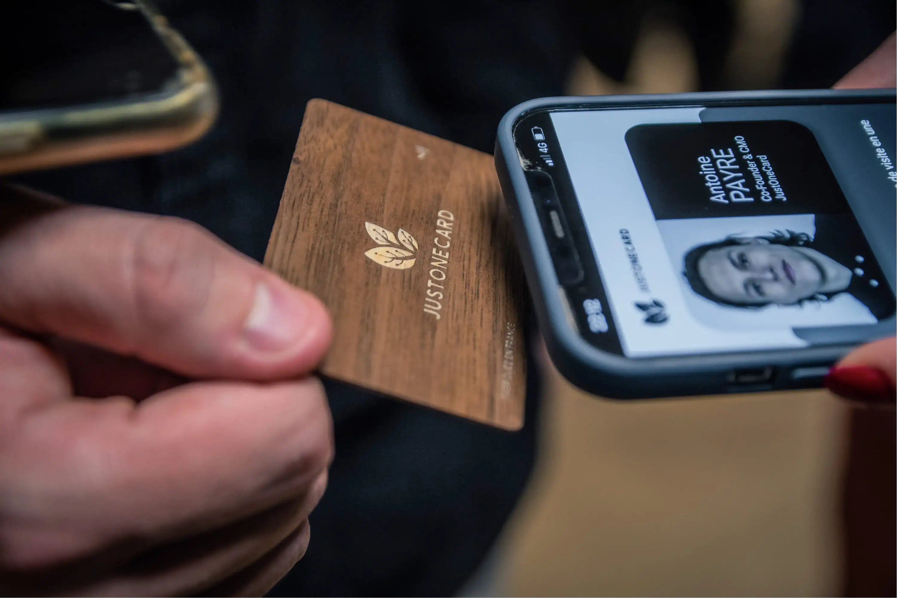 La carte de visite NFC JustOneCard utilisée en salon pro