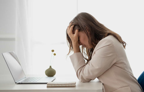 Femme stressée assise à son bureau