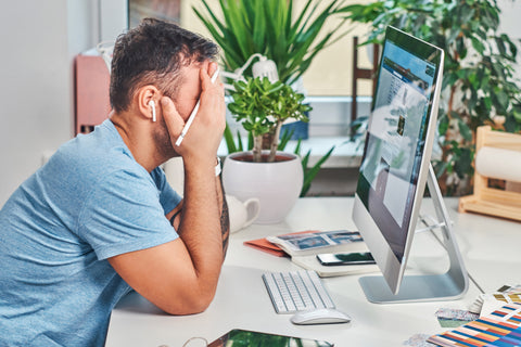 Homme stressé et fatigué au bureau