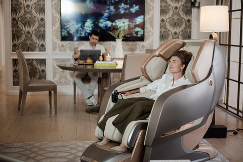 femme se fait masser dans un fauteuil de massage bodyfriend
