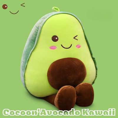 Une peluche avocat douce et moelleuse nommée "Cocoon'Avocado Kawaii". Cette peluche est de forme ovale et possède un sourire chaleureux. Ses couleurs sont vert et brun et sa texture est douce et câline. Cette peluche peut être utilisée pour décorer une chambre ou comme compagnon de jeu pour les enfants.