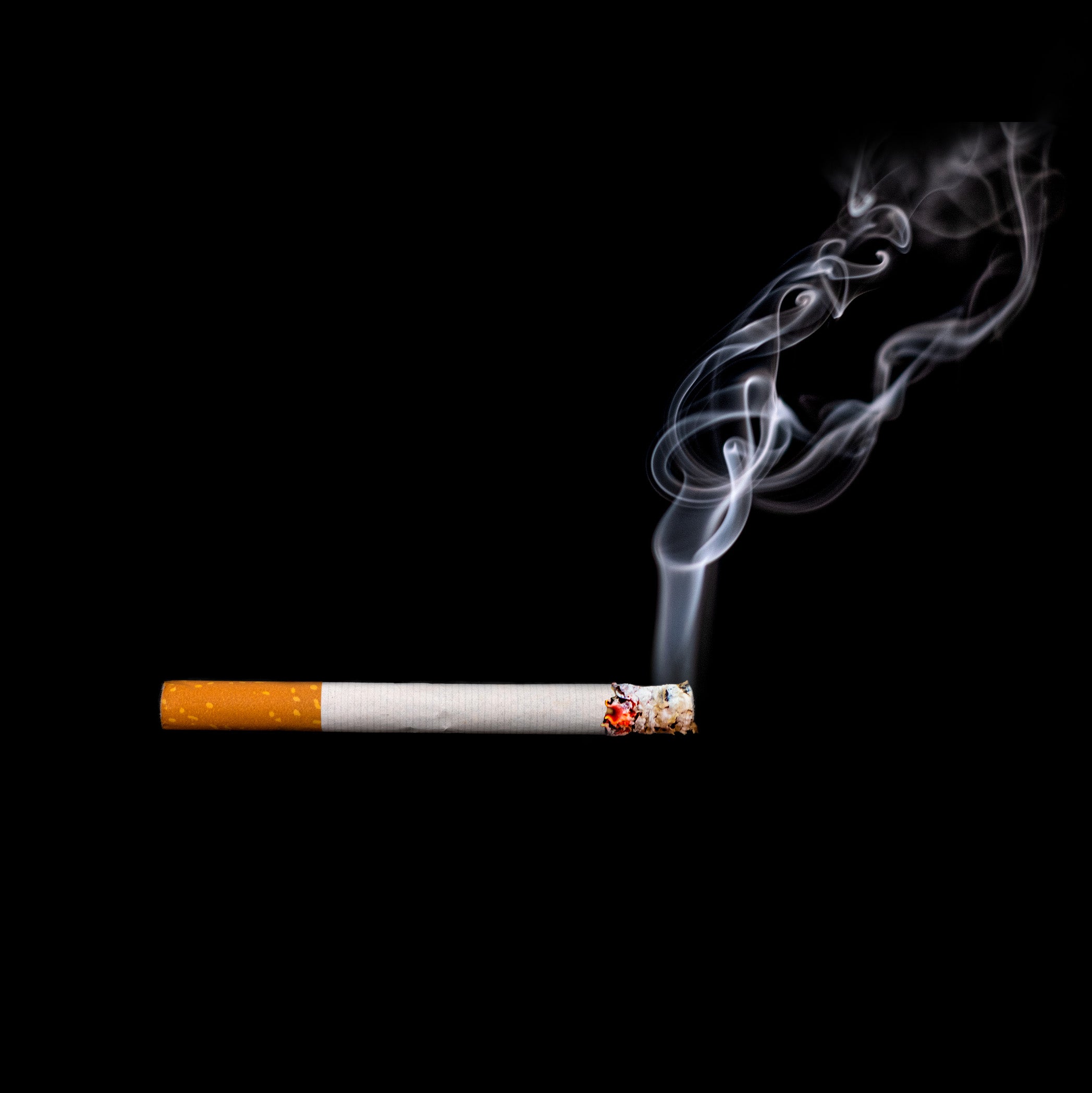 煙が出ているタバコのイメージ
