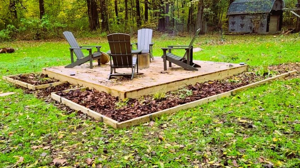 A deck built by 2xEDGE creator Lisa Brooks surrounded by landscape edging installed with 2xEDGE staples