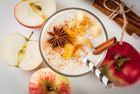 apple and cinnamon smoothie surrounded by the ingredients