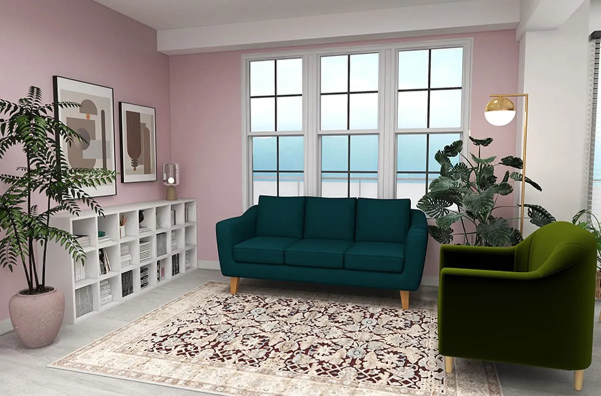 ピンクの壁のソファがある部屋
