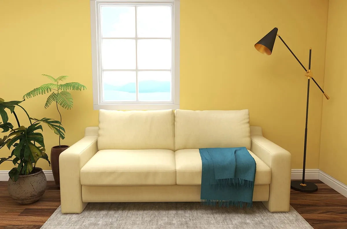 黄色の壁とベージュのソファを置いた部屋