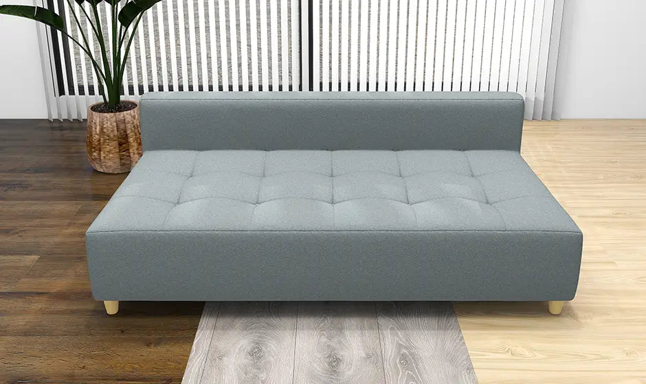 フローリングの色が異なる床にソファを置いた画像
