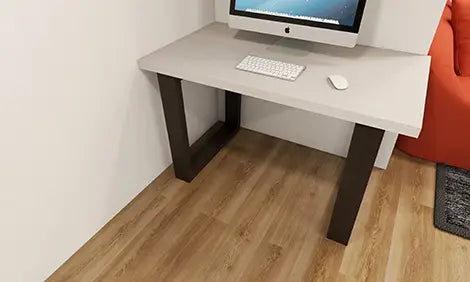 スタイリッシュな脚がポイントのパソコンテーブル