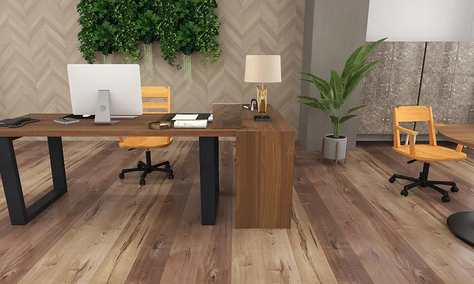 木目調家具を基調とした社長室