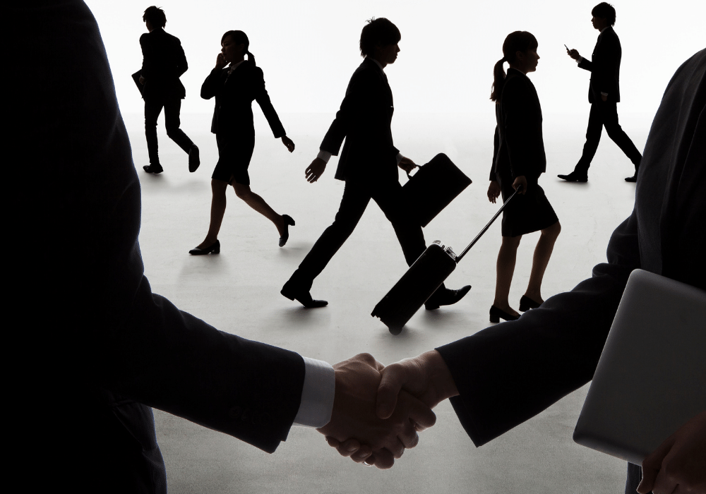 仕事する男女のシルエットと、ビジネスマナーとして握手する男女の画像