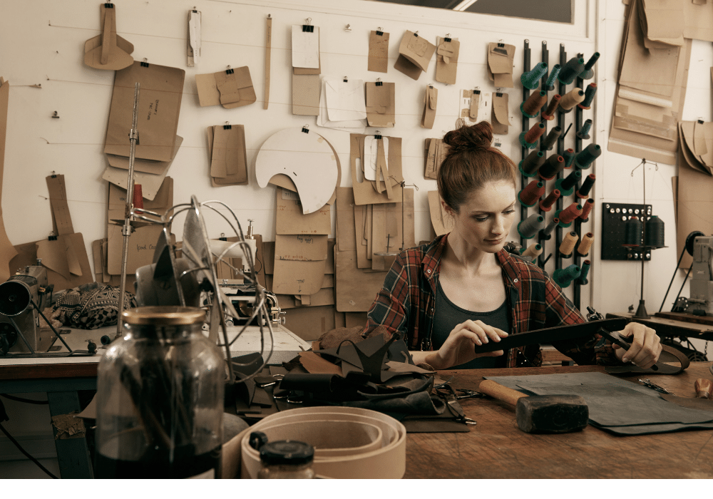 ヌメ革製品の作業をする女性