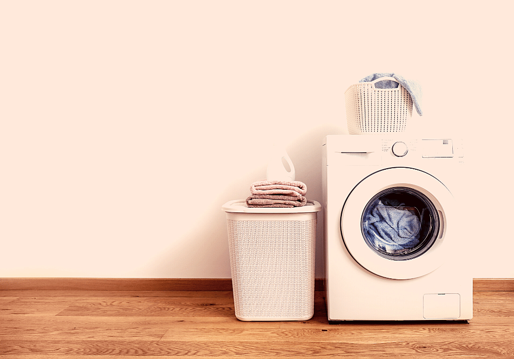 洗濯かごと洗濯機の写真