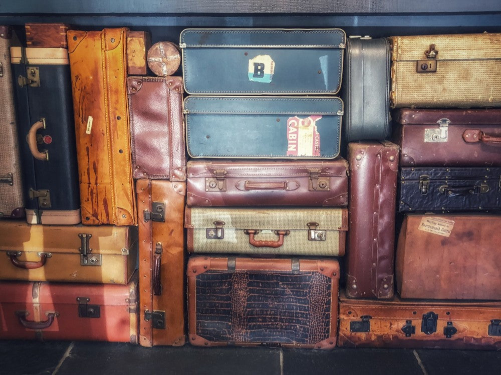 エイジングしたたくさんのスーツケースの画像