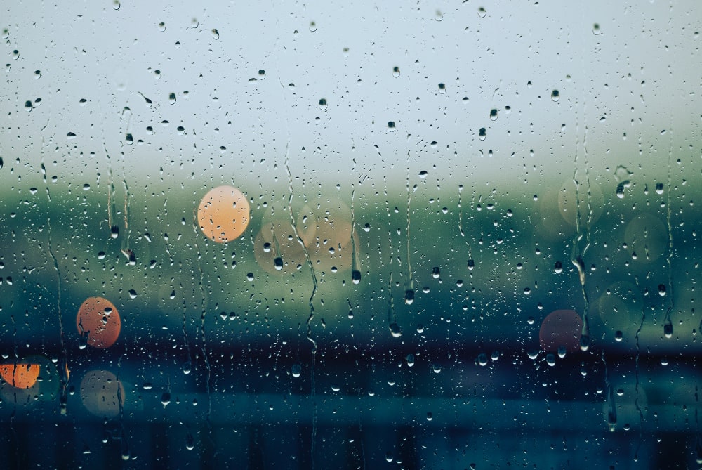 雨の水滴が窓についている写真
