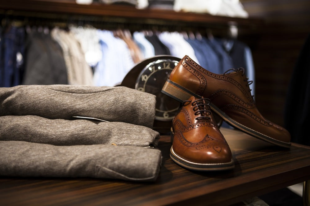 紳士服専門店で革靴がデコレーションされている写真