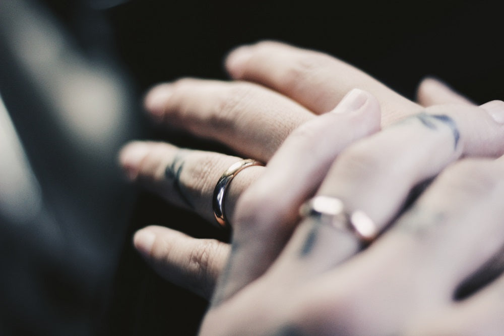 結婚指輪をはめた夫婦の手