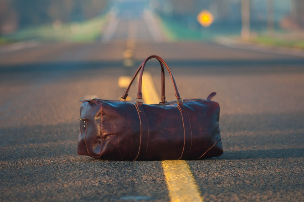 道路に置かれた革のボストンバッグ