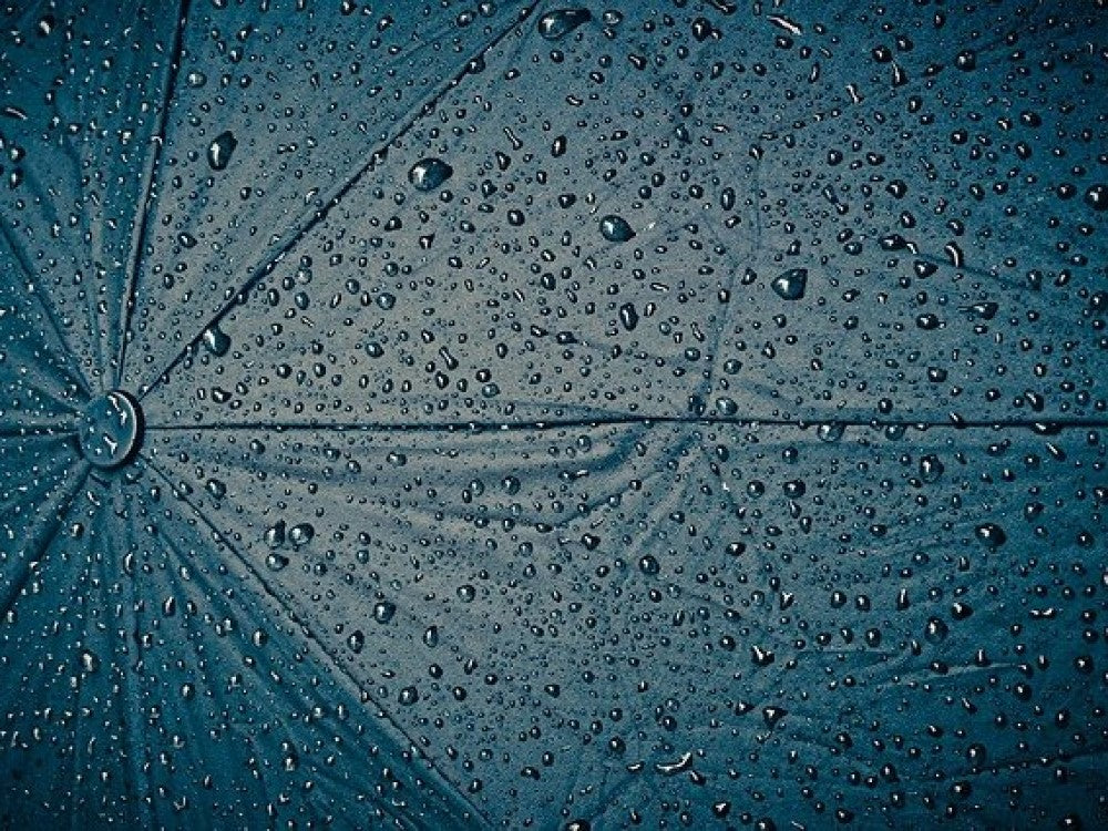 水滴を弾いて防水加工のある傘の表面の写真