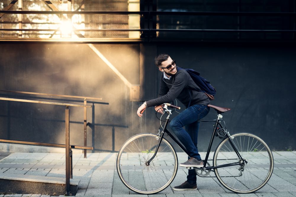 自転車通勤をするビジネスマン