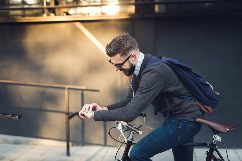 自転車で通勤中のビジネスマン