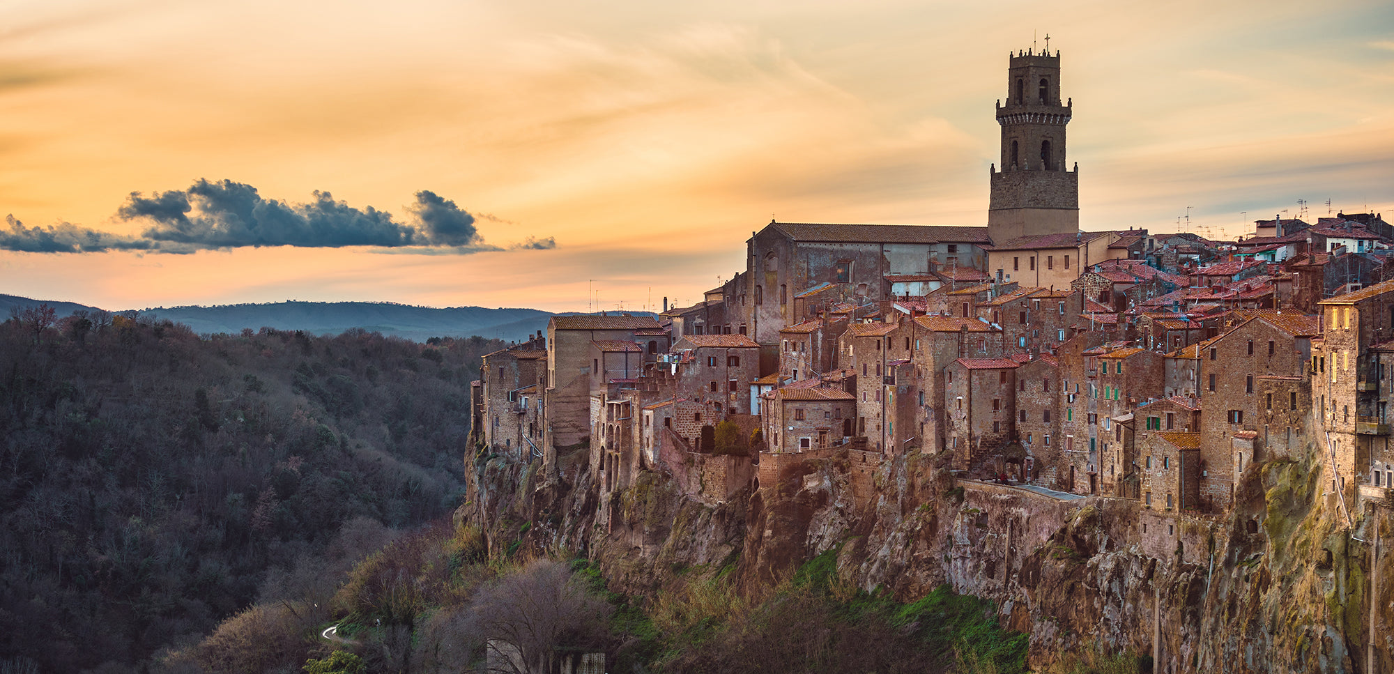 夕日を浴びるイタリアの町並みの写真