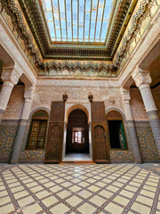 hall intérieur de la kasbah de telouet finement décoré au sol, murs et plafond