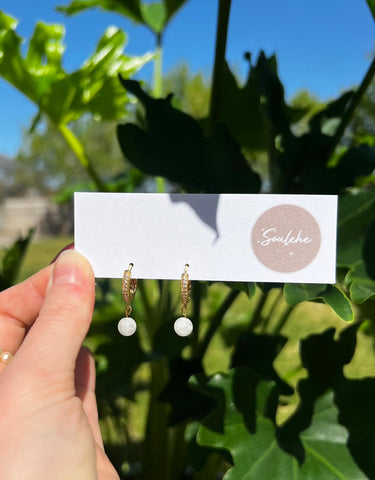 Gold earrings with moonstone