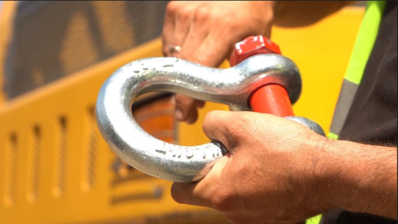 Screw Pin Shackle being tested