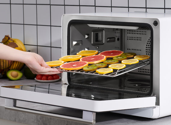 在ChefCubii™系列HYZK26-E2四合一蒸汽组合烤箱中脱水的水果。