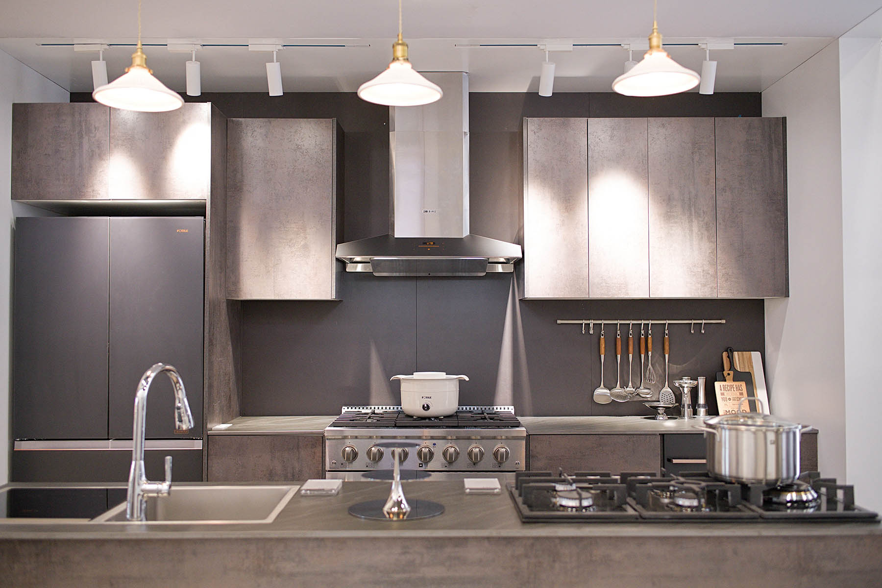 Standard Modern Earth tone Kitchen setup with FOTILE range hood, fridge, cooktop and dishwasher