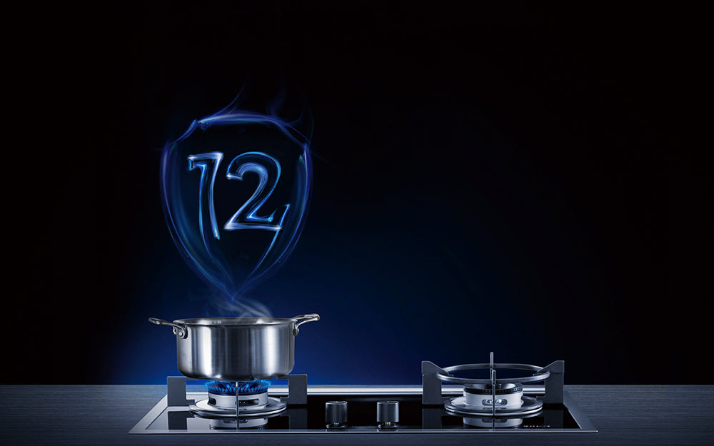 在GAG76202燃气灶上烹饪的锅，数字12代表12个安全保障。