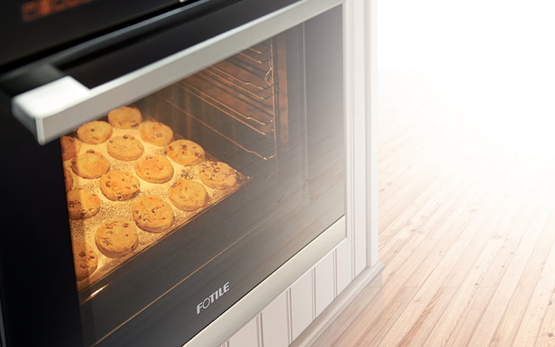 KSS7002A对流烤箱的玻璃门，可以看到里面烤制的饼干。