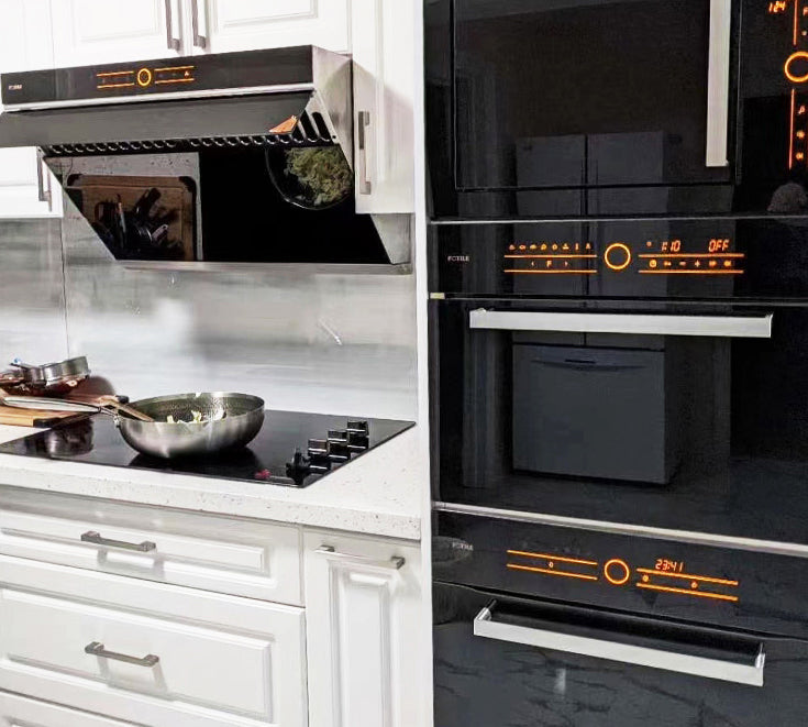 KSG7003A 24''嵌入式对流烤箱，旁边是现代白色厨房中的黑色灶台和抽油烟机。