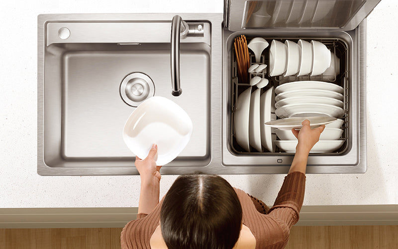 一位妇女在SD2F-P3上装入洗碗机而无需弯腰的俯视图。