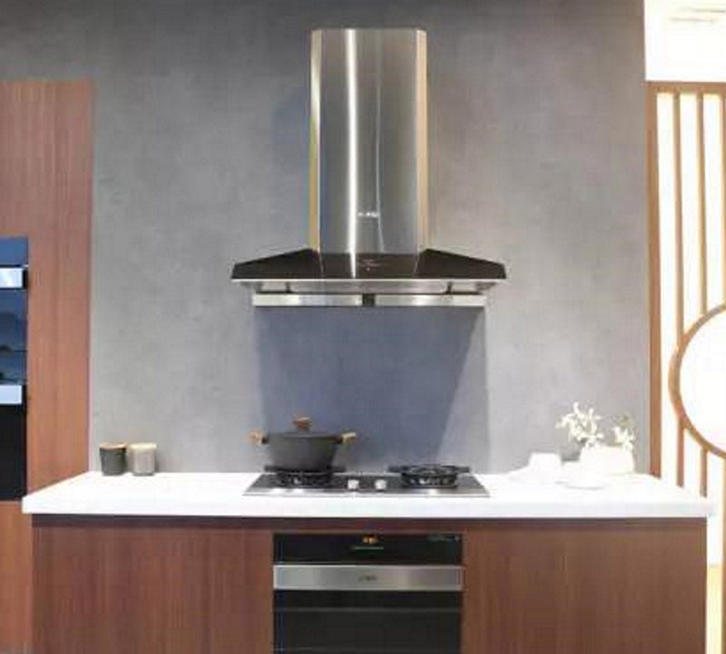 不锈钢EMG9030抽油烟机安装在一个现代厨房的黑色灶台上方的墙上。
