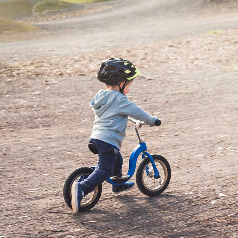 berniukas vaziuoja balansiu dviratuku