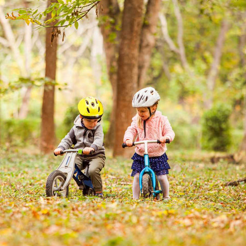 berniukas ir mergaite su balansiniais dviratukais