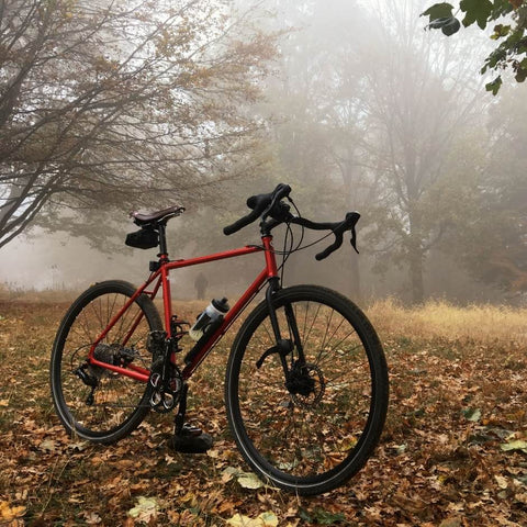 raudonas žvyro dviratis miške