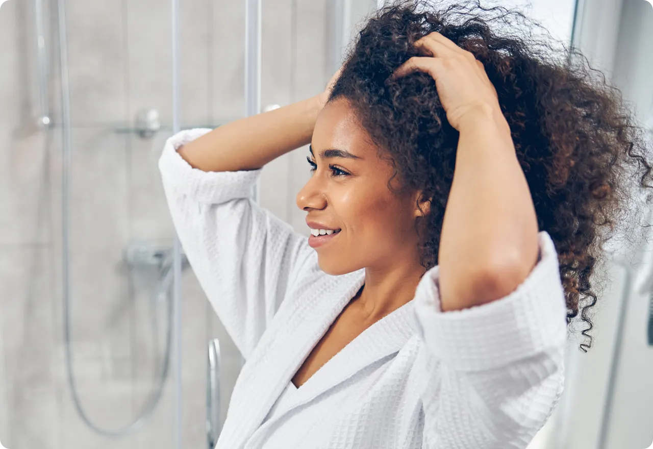 Una mujer sujetándose el pelo