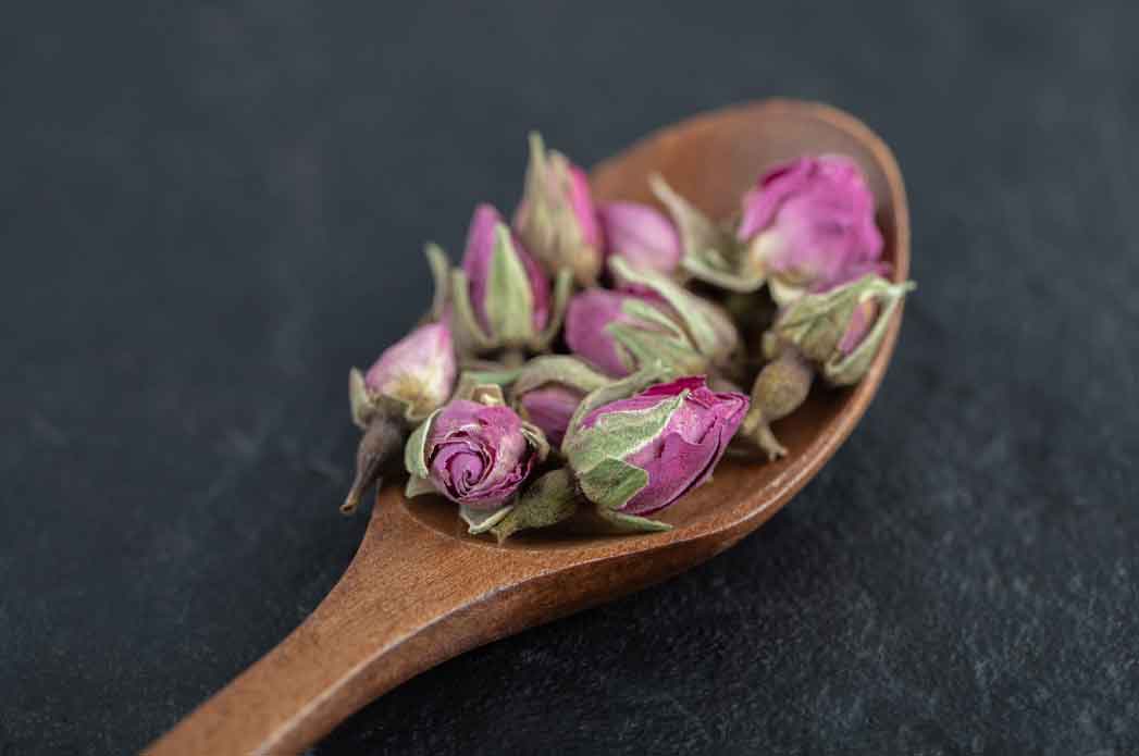 small-budding-roses-wooden-spoon