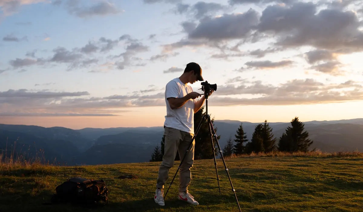 Ein Fotograf arbeitet mit Ulanzi Kamerastativen