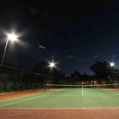 LED Strålkastare installerad på tennisbana
