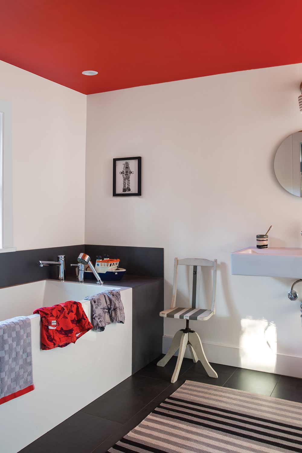 bathroom with a tub and sink and accent coloured ceiling